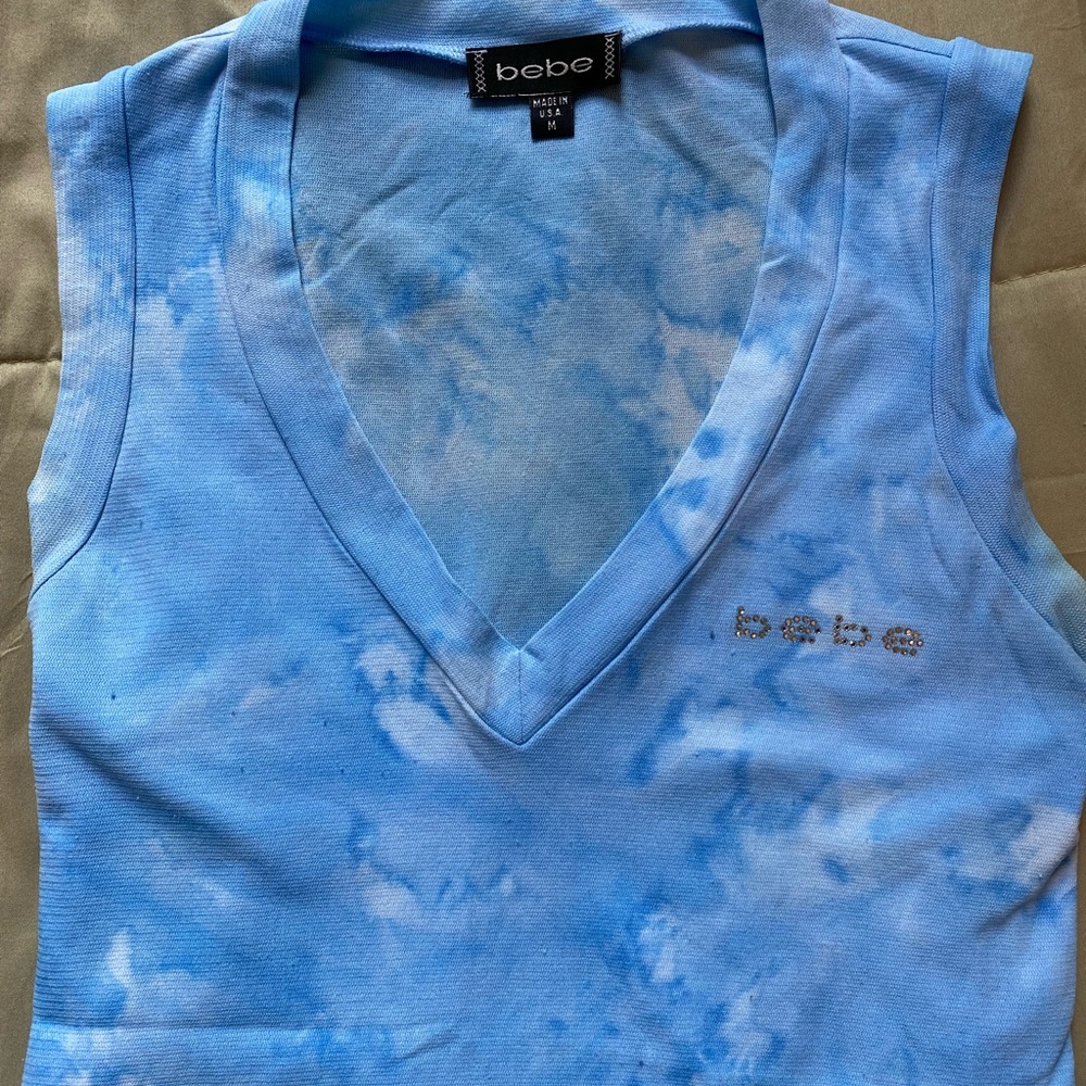 Bebe “cloudy” blue v neck tank